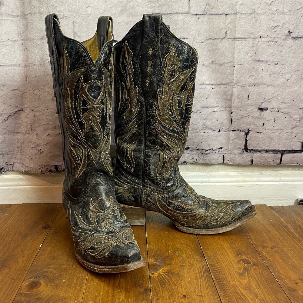 Corral Womens size 7.5M snip toe black distressed cowgirl boots